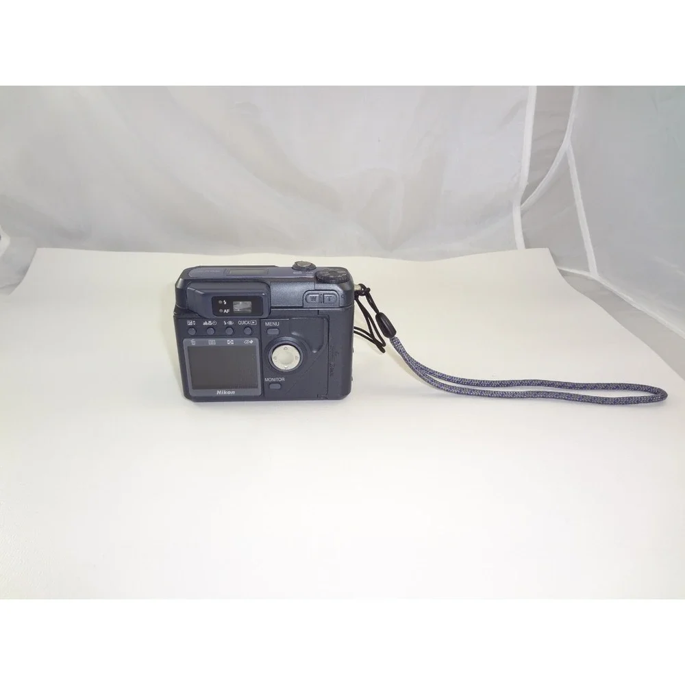 Nikon Coolpix 880 Digital Camera 3.3MP &‎ Battery - No Memory Card - Untested